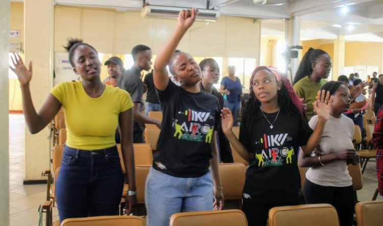 Fungisai Zvakavapano empower young people against drugs through music