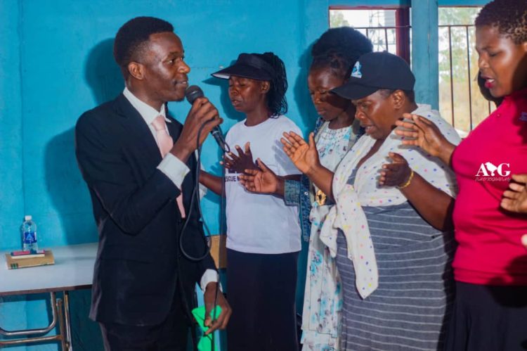 Have fellowship with God, young people urged.