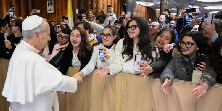 Pope Leo with young people from Rome (@Vatican Media