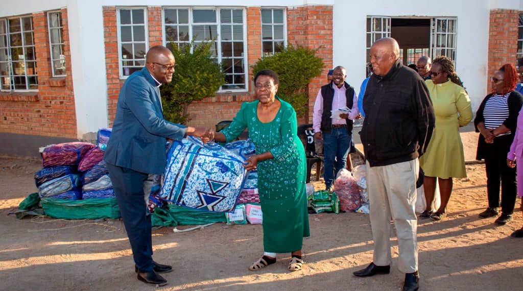 ZCC hands over aid to Zimbabwean returnees in Bulawayo