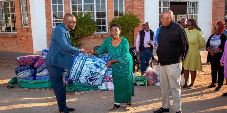 ZCC hands over aid to Zimbabwean returnees in Bulawayo