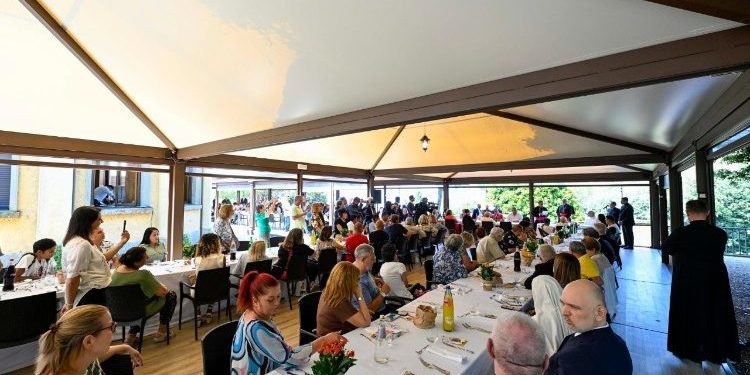Pope’s lunch with the poor: fragility as a source of strength for communities